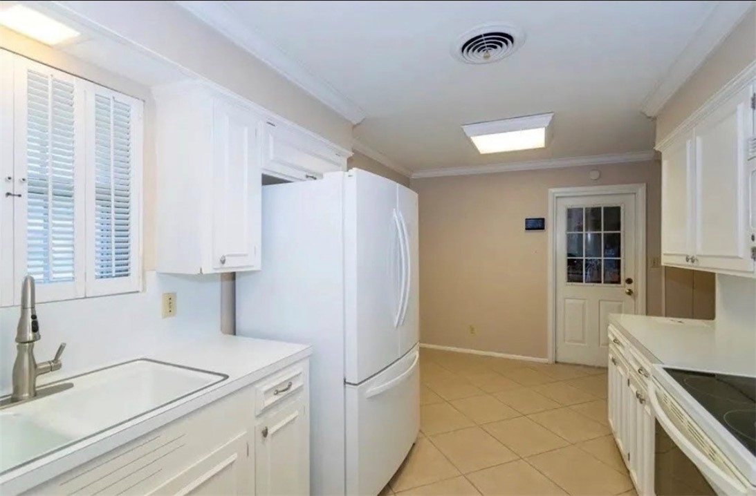 1118 Lincoln Street Alice, TX 78332 - Photo 10 of 32 a kitchen with a sink and a stove top oven