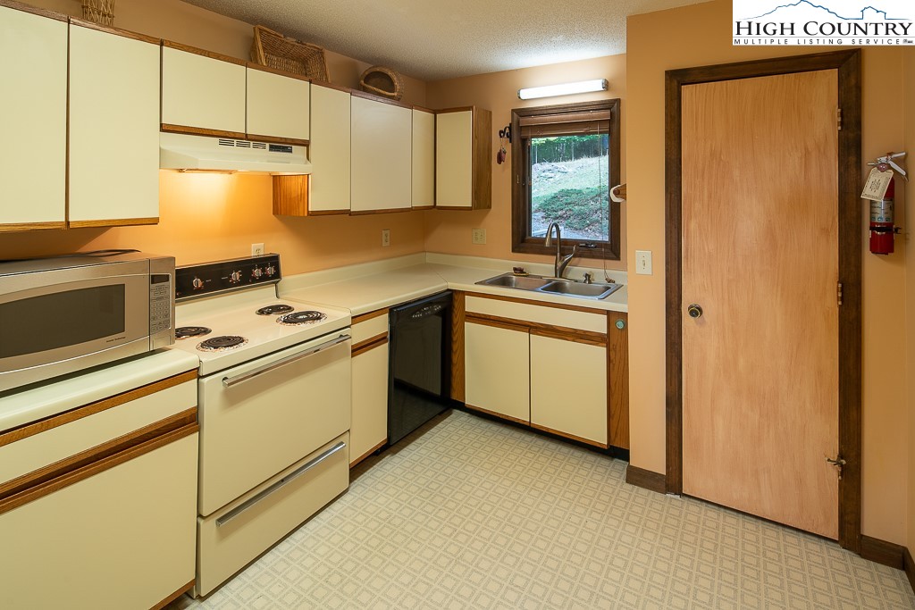 501 Pine Ridge Road Beech Mountain, NC 28604 - Photo 11 of 35