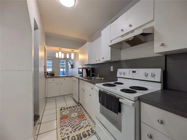 $389,000 | 100 Lincoln Road, Unit 904, Miami Beach, FL 33139