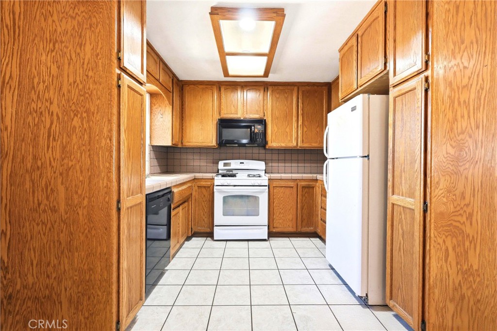 7008 Summit Valley Road Hesperia, CA 92345 - Photo 11 of 48