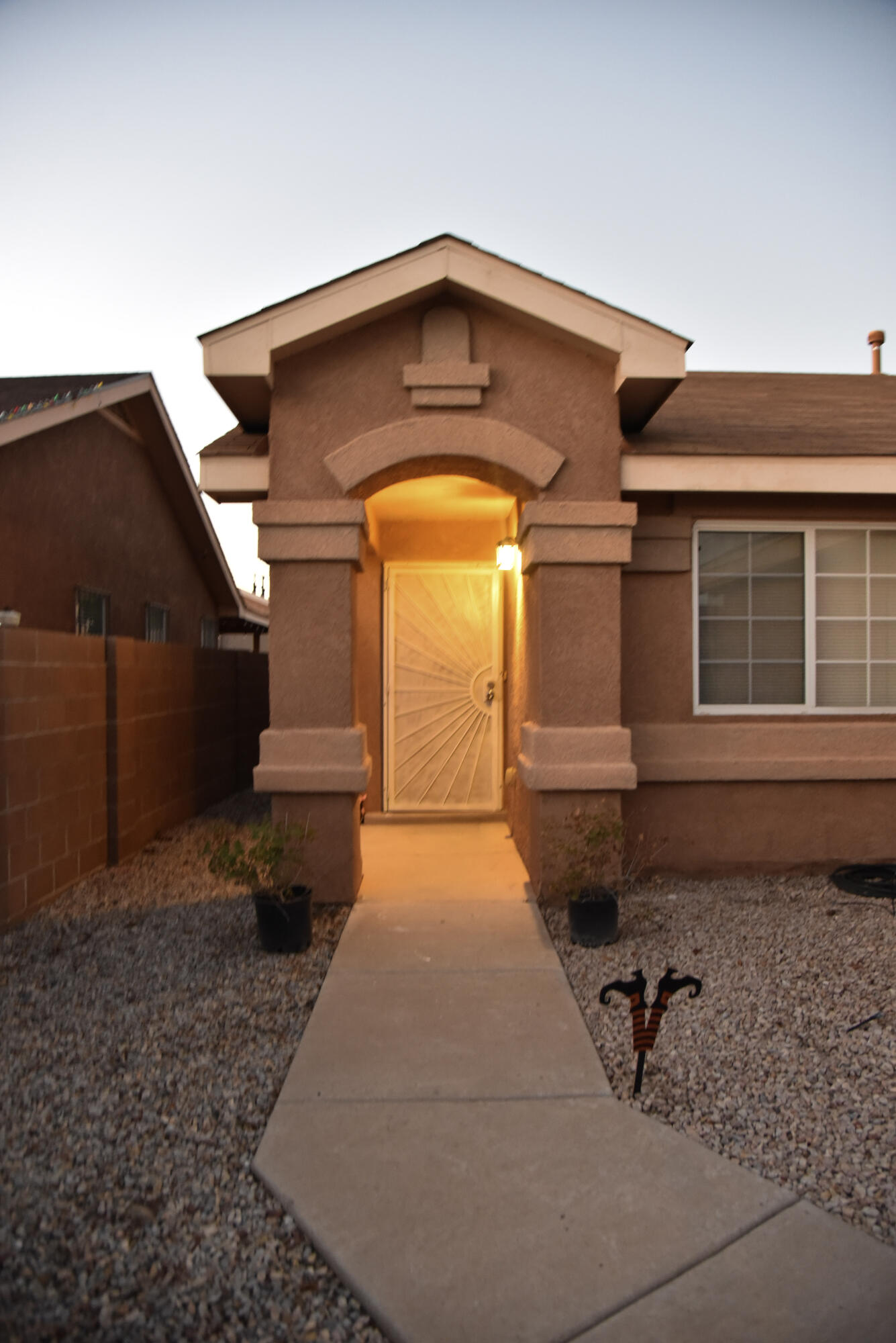 7619 Greywolf Road Southwest Albuquerque, NM 87121 - Photo 2 of 18 Gallery Image 2