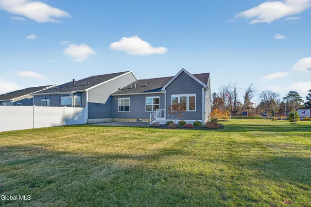 $529,900 | 1 B Cloverleaf Court, East Greenbush, NY 12144