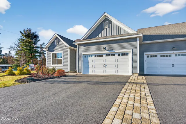 $529,900 | 1 B Cloverleaf Court, East Greenbush, NY 12144