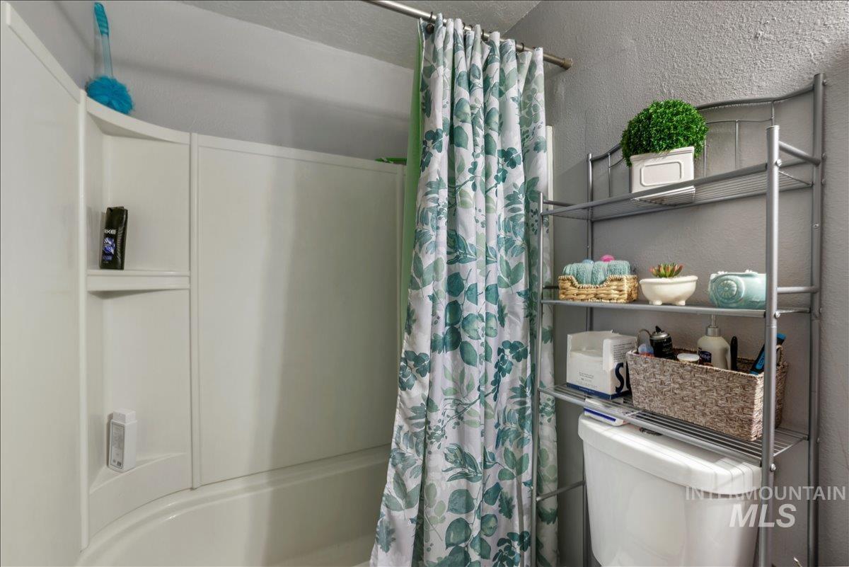 259 Pheasant Road West, Unit 2 Twin Falls, ID 83301 - Photo 24 of 31 Full bathroom with a textured wall and shower / bath combo