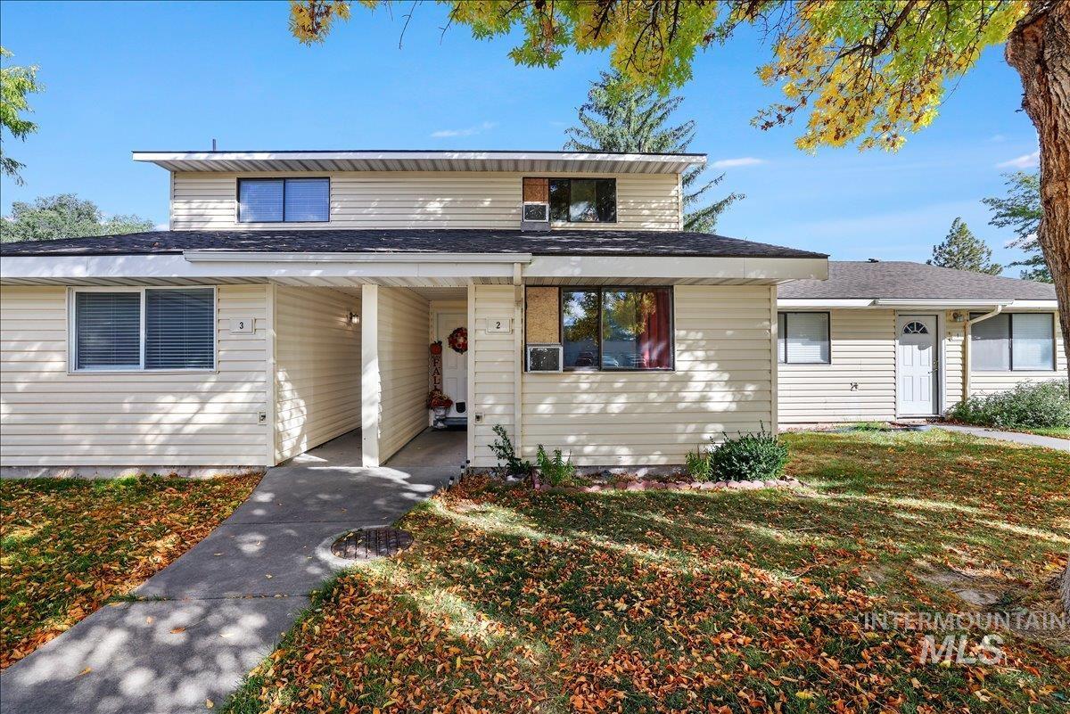 259 Pheasant Road West, Unit 2 Twin Falls, ID 83301 - Photo 30 of 31 View of front of house featuring a shingled roof and a front yard