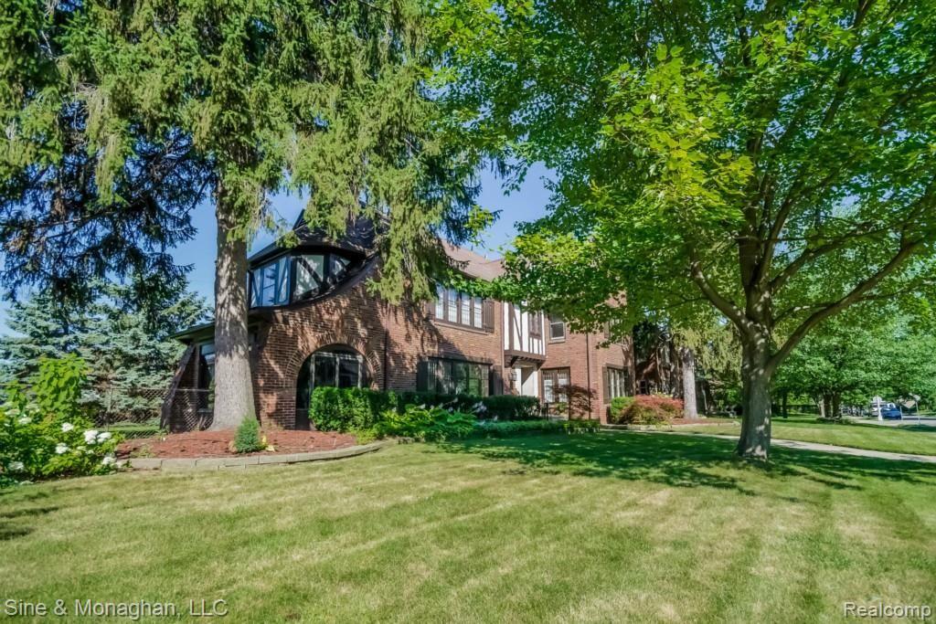 1035 Bishop Road Grosse Pointe, MI 48230 - Photo 2 of 62 002-Front_View-1944603-medium.jpg
