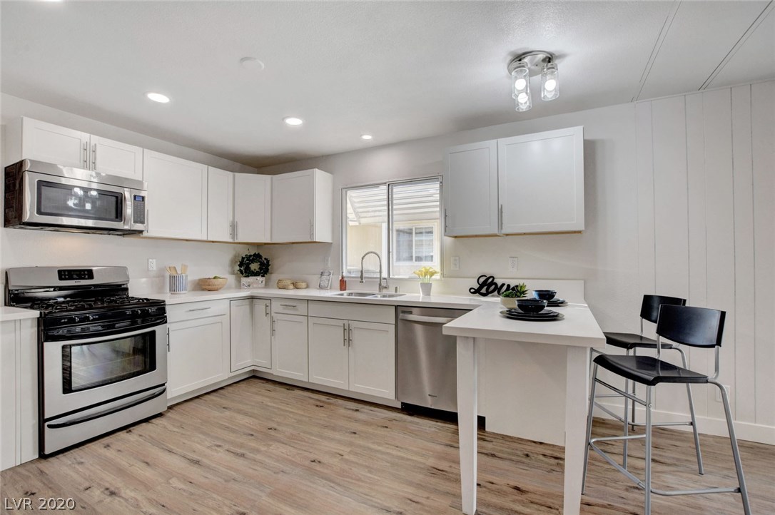 4570 Royal Ridge Way Las Vegas, NV 89103 - Photo 3 of 40 Gallery Image 3