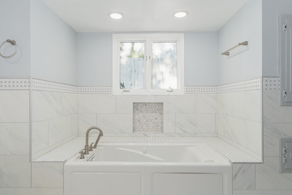 1513 Wood Street Crete, IL 60417 - Photo 12 of 35 a bathroom with a bathtub