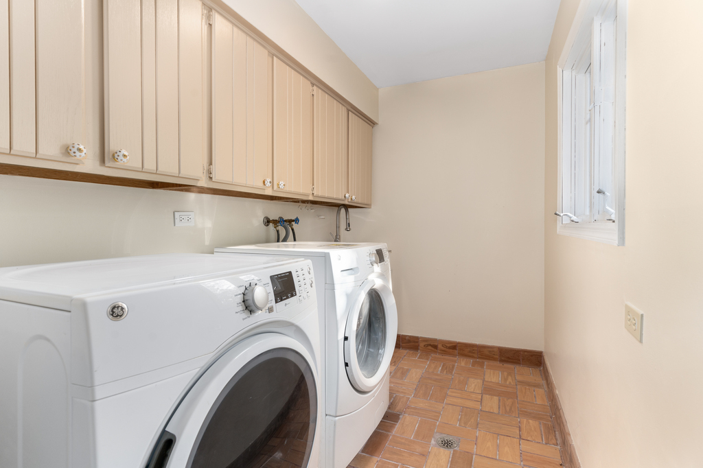 1513 Wood Street Crete, IL 60417 - Photo 19 of 35 a utility room with dryer and washer