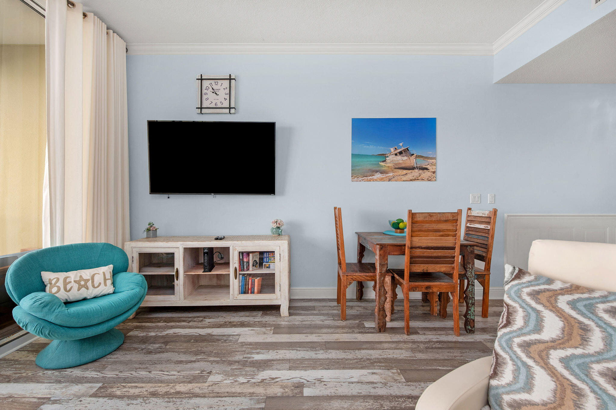 590 Santa Rosa Boulevard, Unit 613 Fort Walton Beach, FL 32548 - Photo 20 of 33 a living room with furniture and a flat screen tv