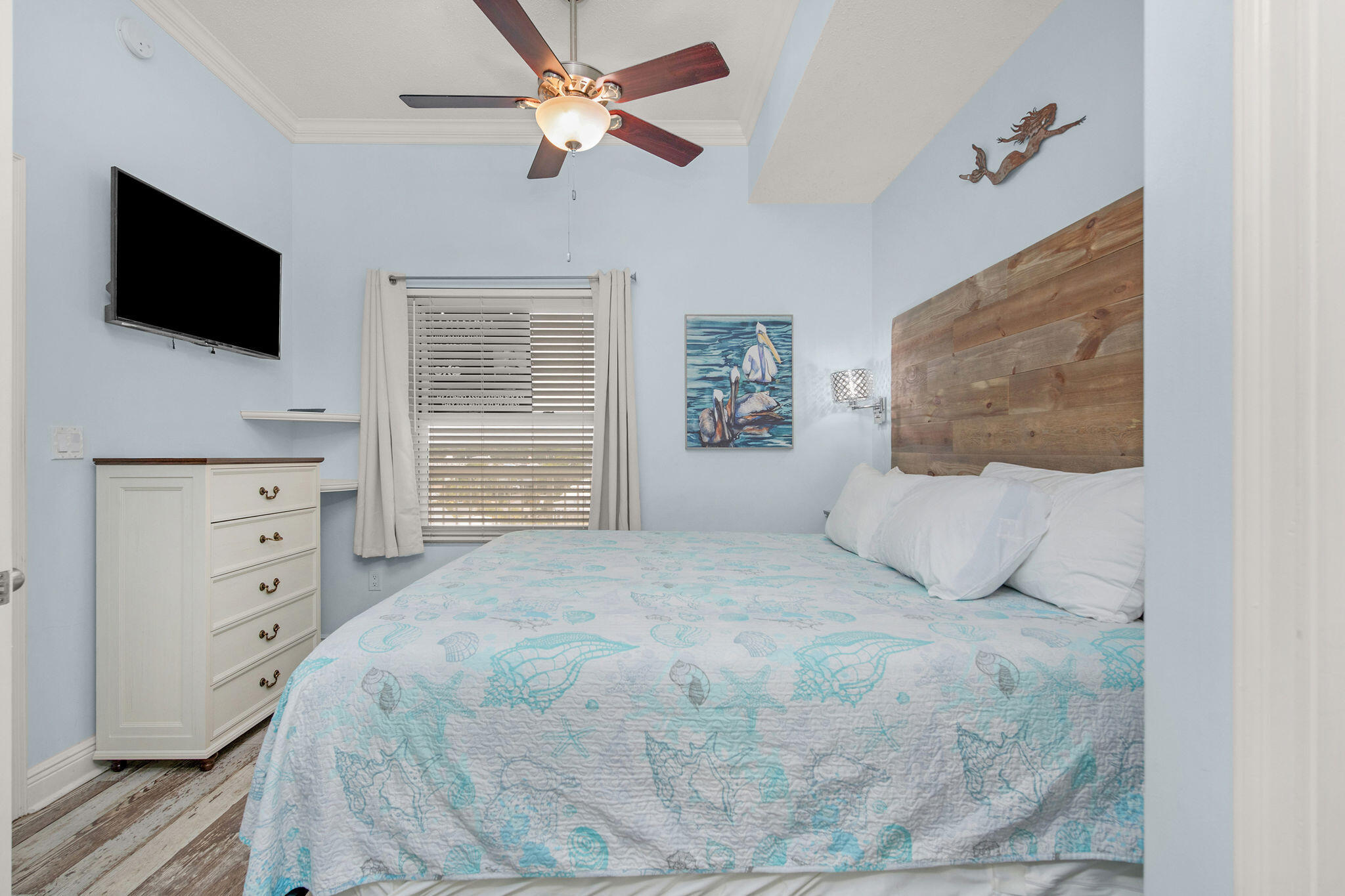 590 Santa Rosa Boulevard, Unit 613 Fort Walton Beach, FL 32548 - Photo 5 of 33 a bedroom with a bed and a flat screen tv