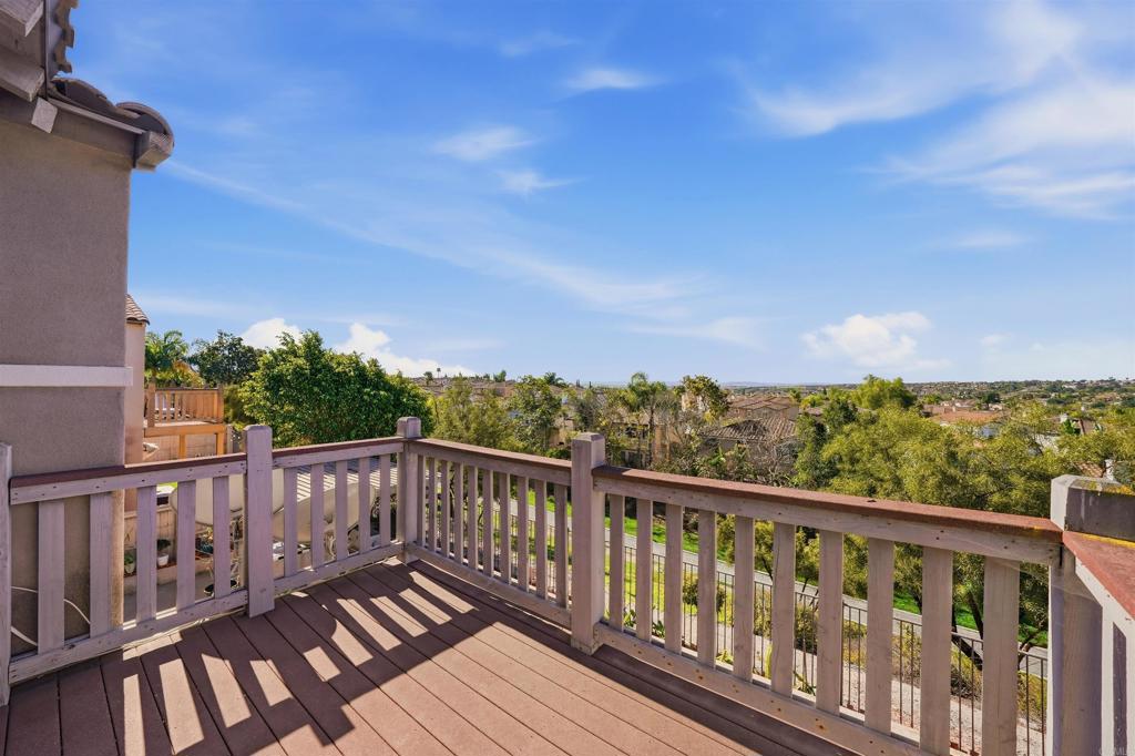 2784 Rambling Vista Road Chula Vista, CA 91915 - Photo 28 of 42 a view of a balcony with wooden fence