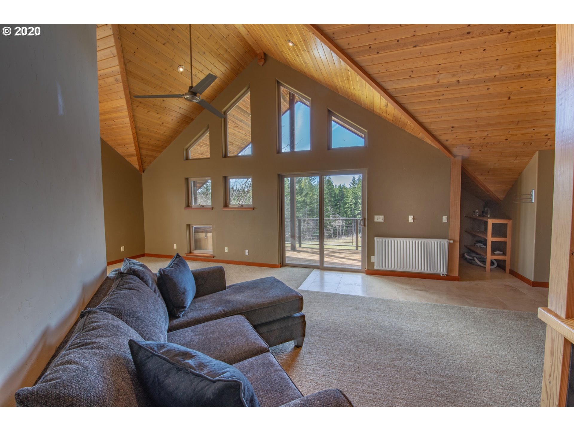 71 Tunnel Road White Salmon, WA 98672 - Photo 19 of 28 a living room with furniture
