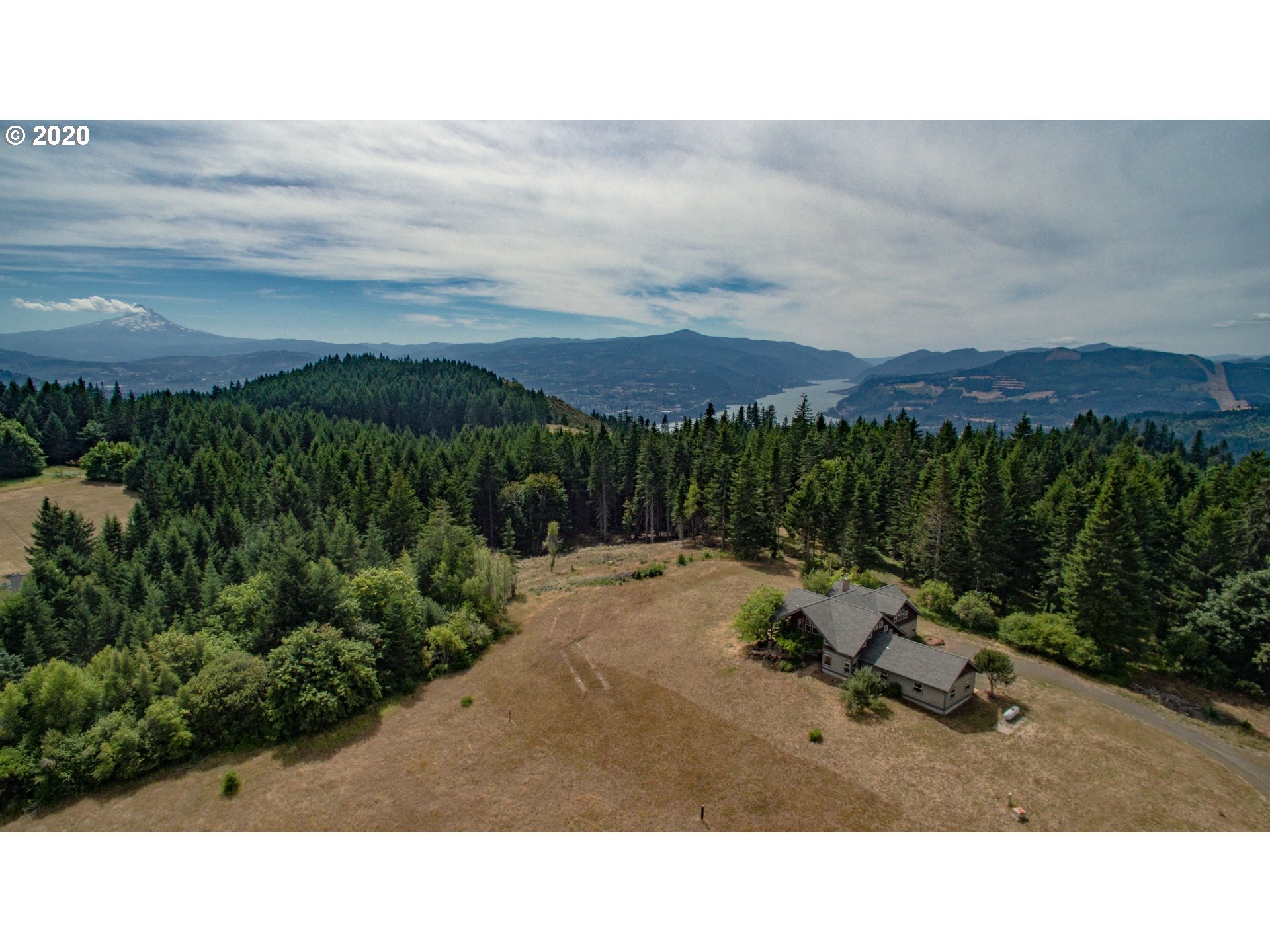 71 Tunnel Road White Salmon, WA 98672 - Photo 4 of 28 a view of a terrace with a garden