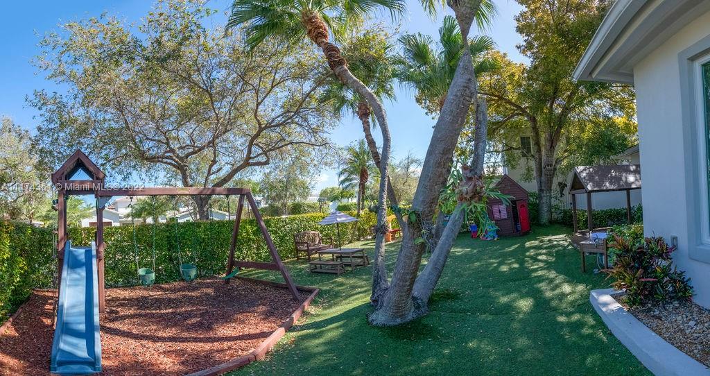 452 Woodcrest Road Key Biscayne, FL 33149 - Photo 23 of 23 a backyard of a house with lots of green space