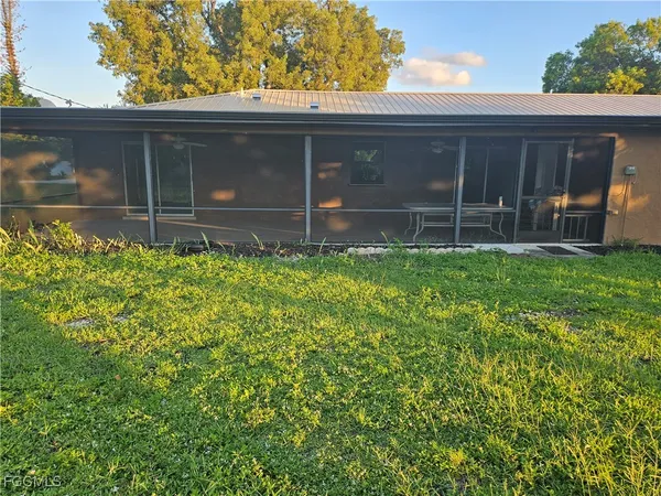 a view of a backyard