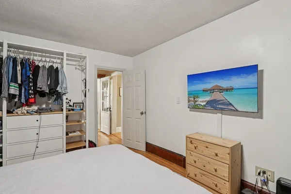 a bed room with a bed and a closet