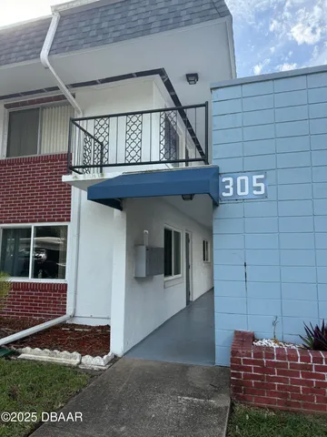 a view of a building entrance