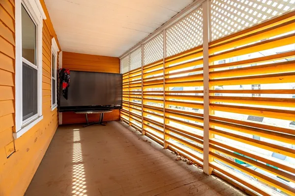 a view of entryway with a big room