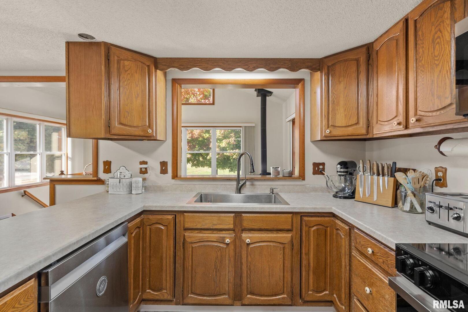 1324 13th Avenue North Clinton, IA 52732 - Photo 6 of 52