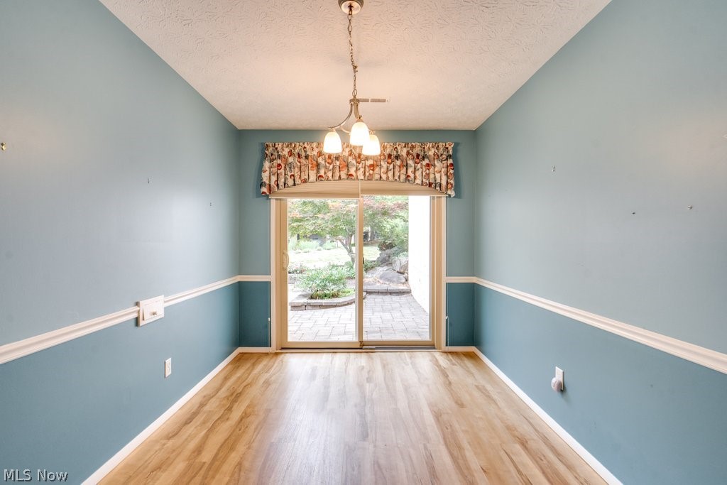 3388 South Smith Road Fairlawn, OH 44333 - Photo 6 of 31 Eating Area in kitchen that goes out to front patio. This picture is a slight longation of the atual size.