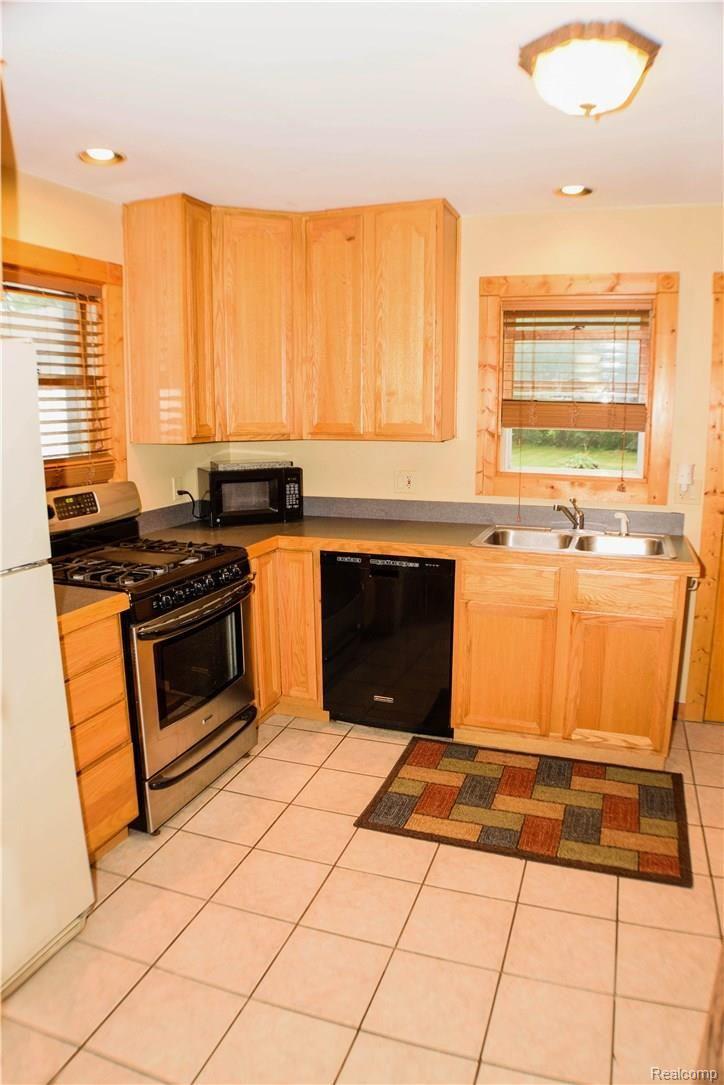 3066 Avalon Road Rochester, MI 48309 - Photo 10 of 19 Kitchen (3)-2.jpg