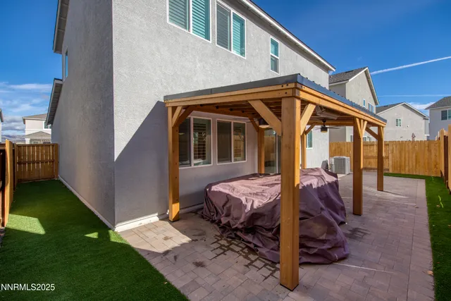 a view of a house with backyard