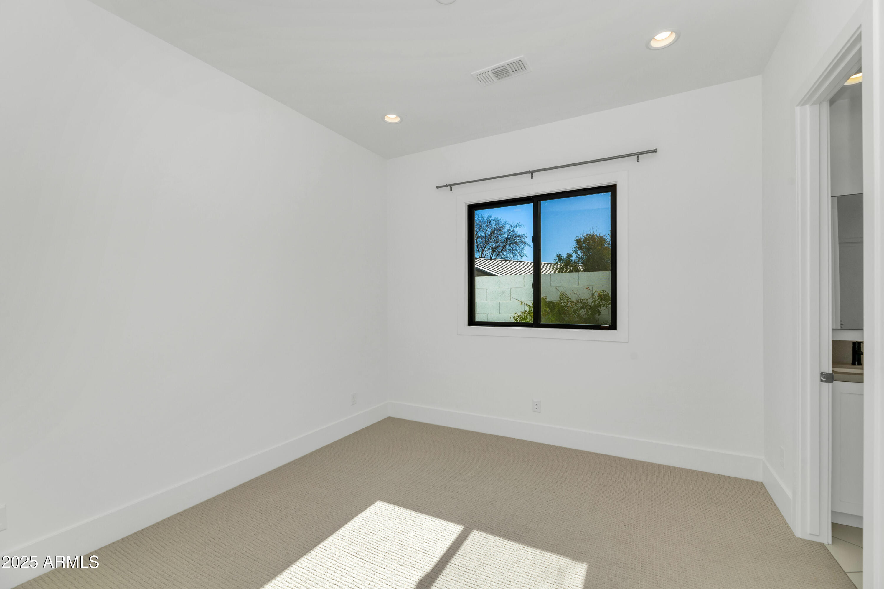 4511 North 38th Place Phoenix, AZ 85018 - Photo 15 of 32 4511 N 38th Pl-print-018-027-TOD2224-420