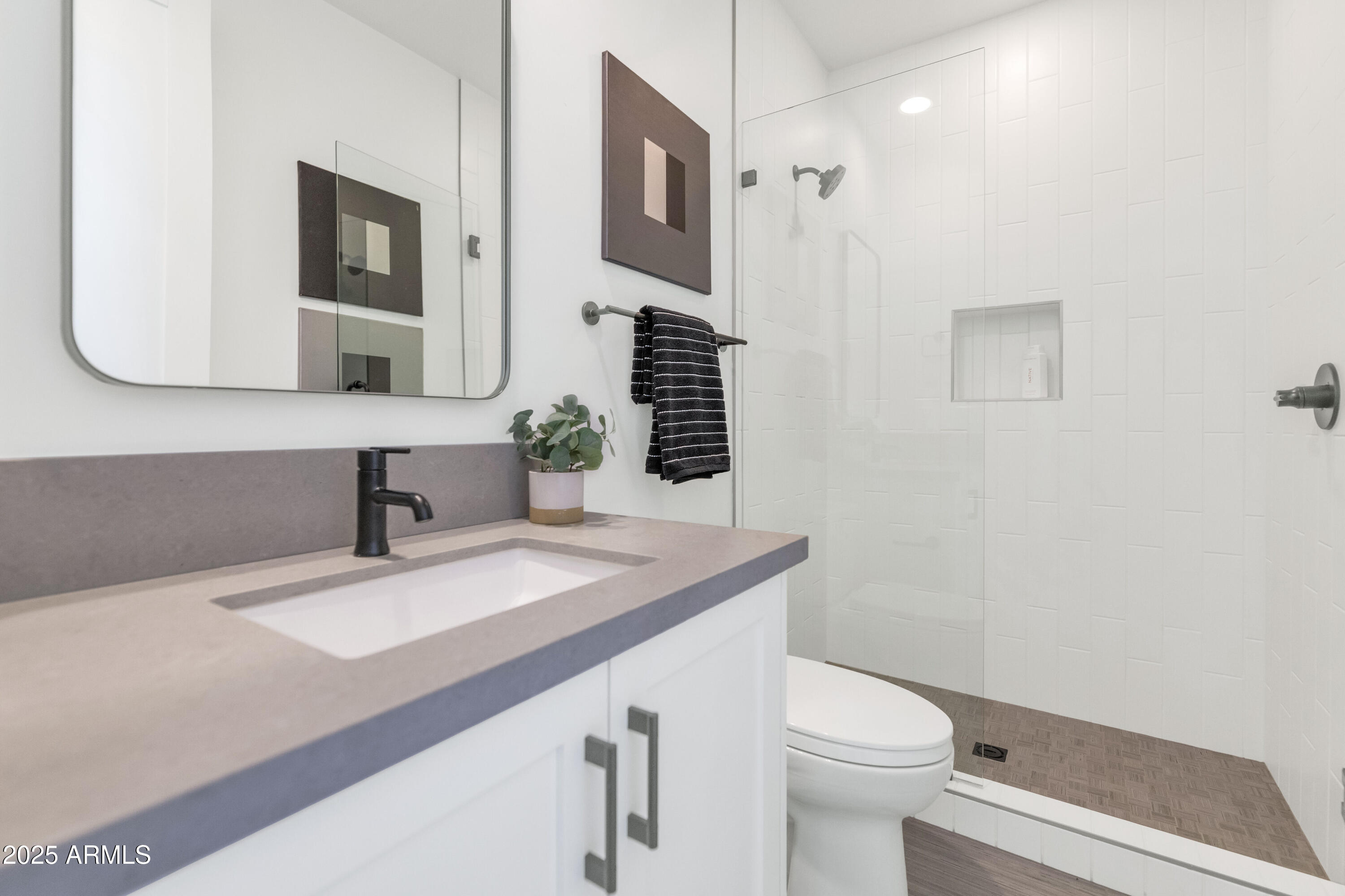 4511 North 38th Place Phoenix, AZ 85018 - Photo 21 of 32 4511 N 38th Pl-print-025-028-TOD2233-420