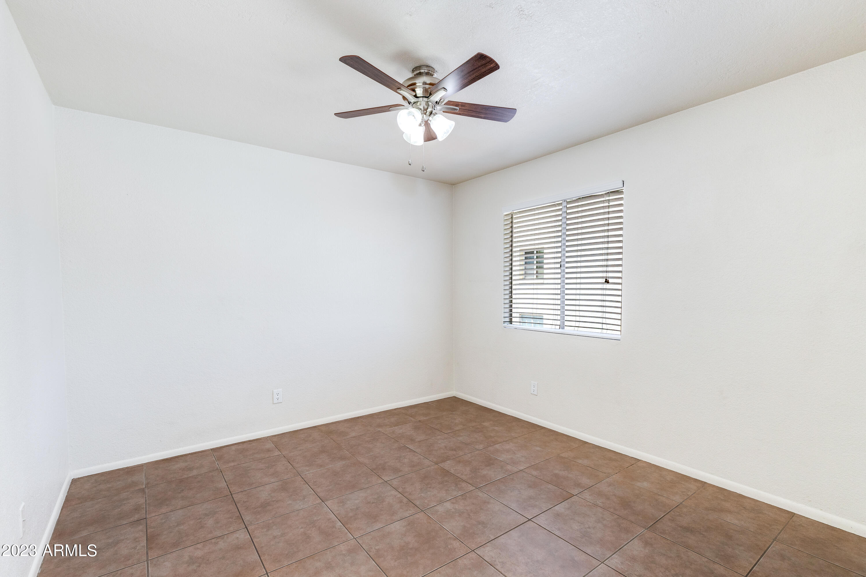 234 East Ruth Avenue, Unit 10 Phoenix, AZ 85020 - Photo 8 of 18 12-Ruth
