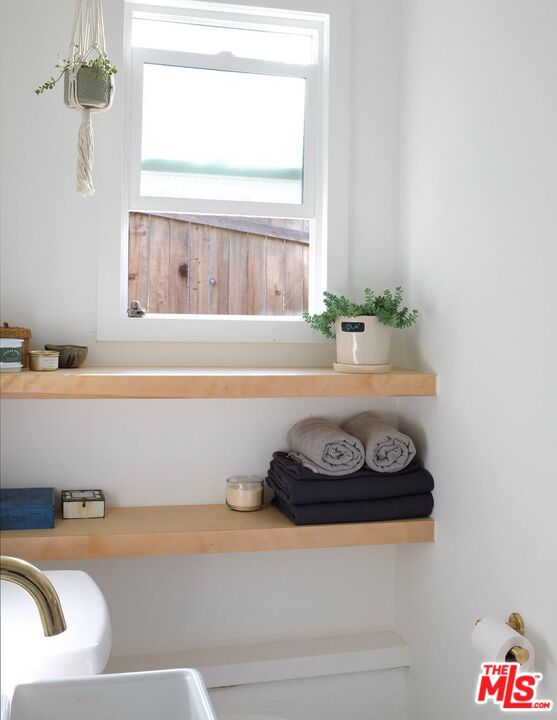 53505 Tollgate Road Idyllwild, CA 92549 - Photo 33 of 42 a bathroom with a bathtub and window