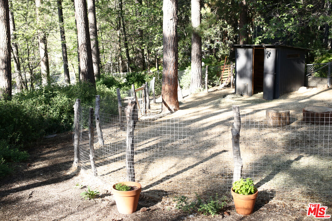 53505 Tollgate Road Idyllwild, CA 92549 - Photo 40 of 42 a view of a backyard with sitting area