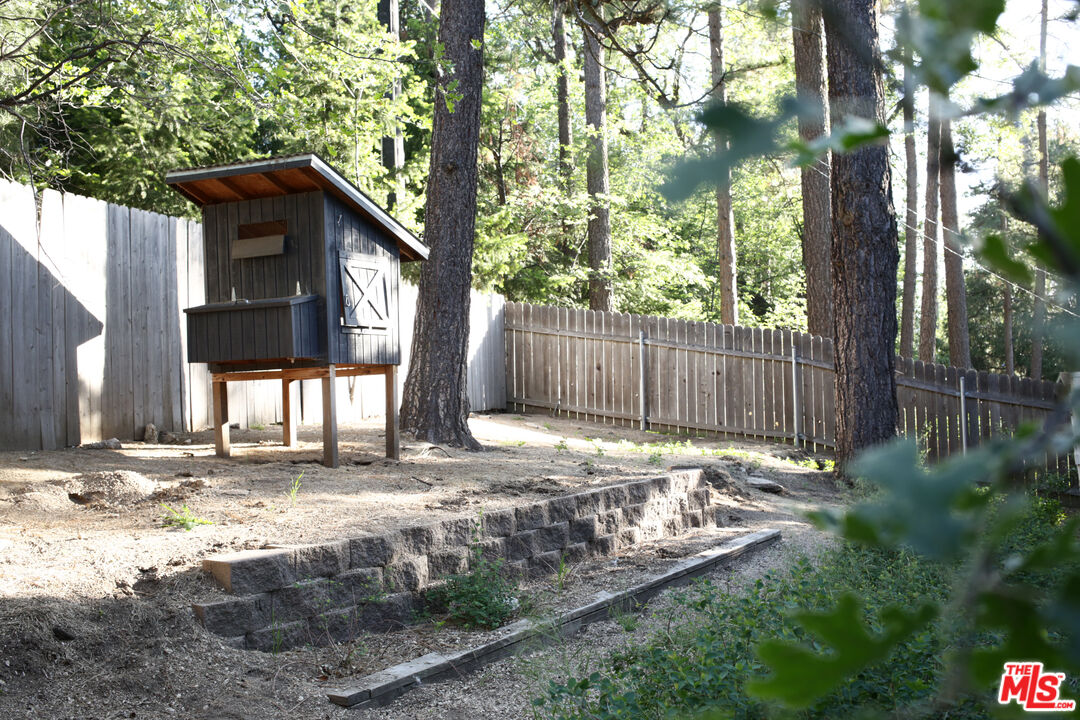 53505 Tollgate Road Idyllwild, CA 92549 - Photo 41 of 42 a backyard of a house with table and chairs