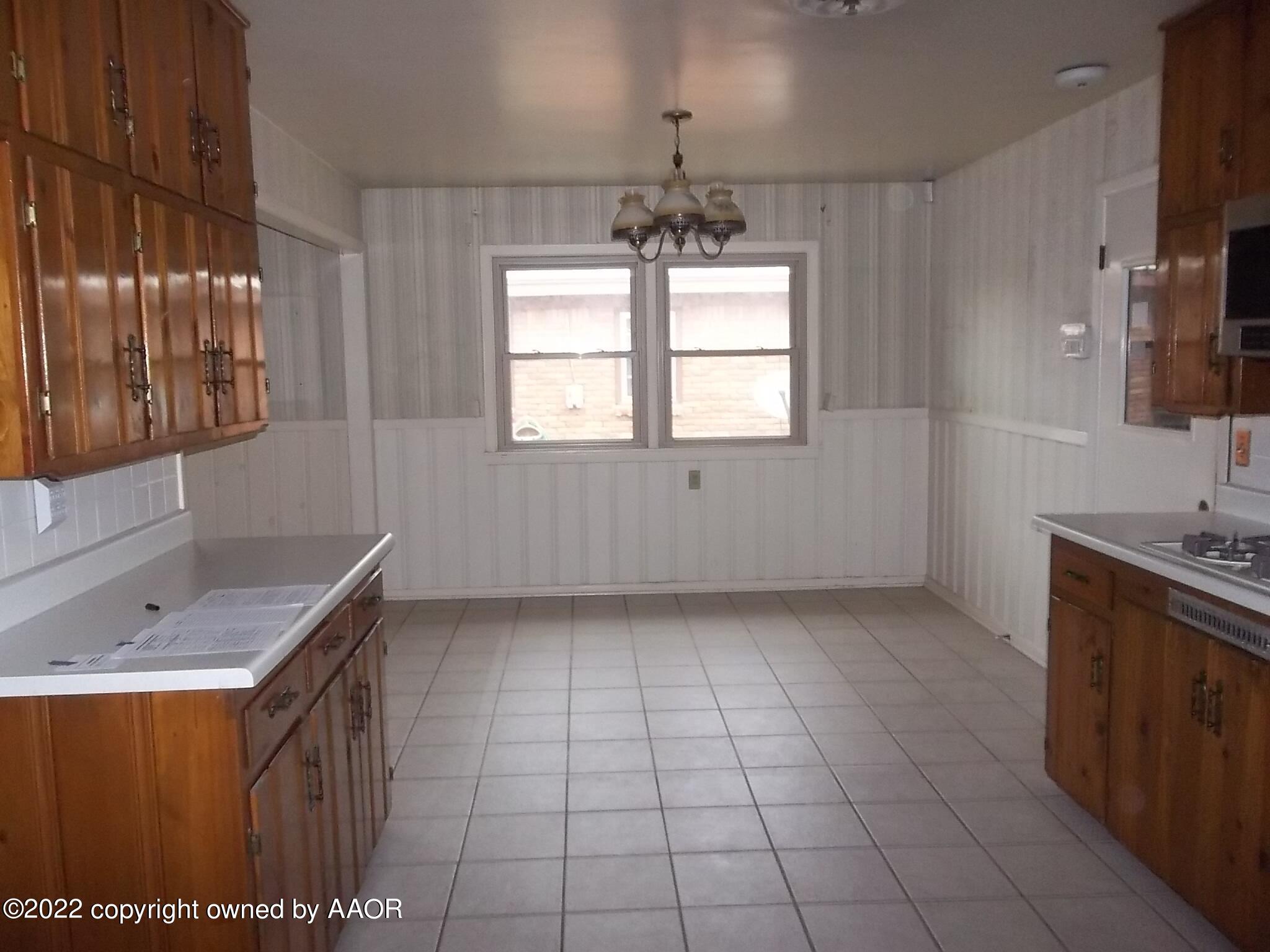 4010 Tucson Drive Amarillo, TX 79109 - Photo 14 of 23 a bathroom with a sink a toilet and mirror