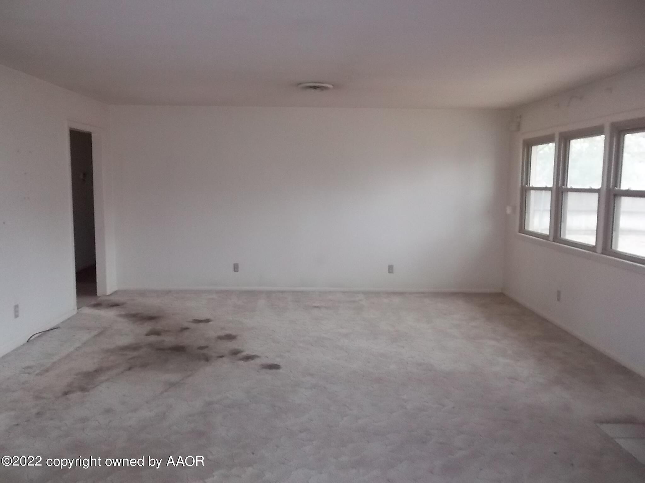 4010 Tucson Drive Amarillo, TX 79109 - Photo 10 of 23 an empty room with a window
