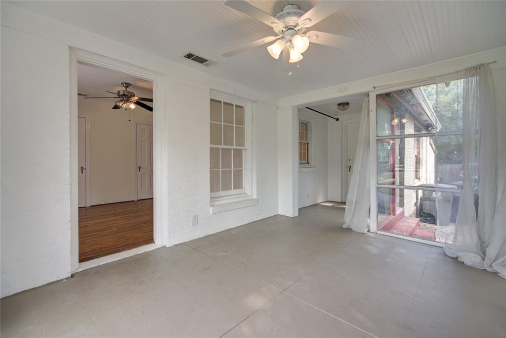 5419 Longview Street Dallas, TX 75206 - Photo 23 of 32 a view of an empty room with a window