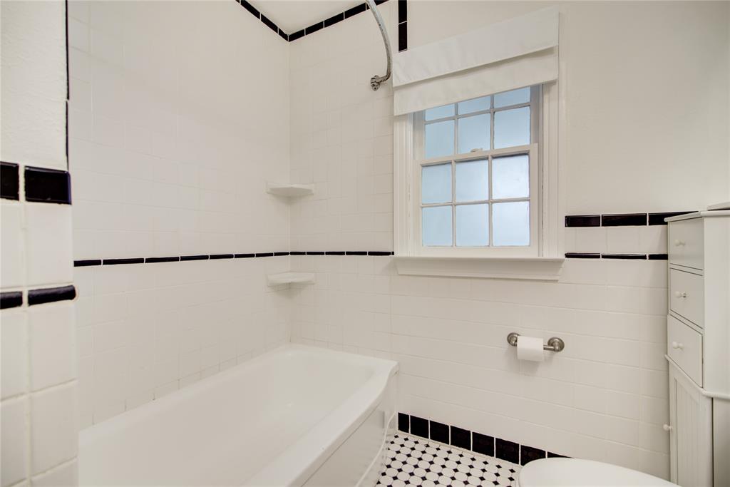 5419 Longview Street Dallas, TX 75206 - Photo 25 of 32 a bathroom with a bathtub and shower