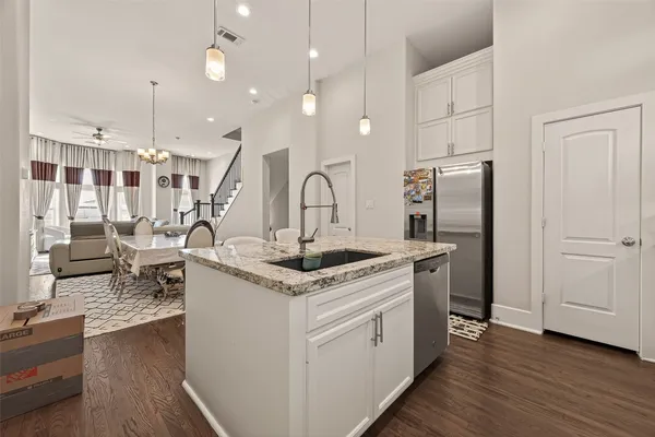$2,900 | 2020 McGowen Street, Unit O, Houston, TX 77004