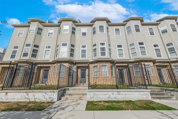 $2,900 | 2020 McGowen Street, Unit O, Houston, TX 77004