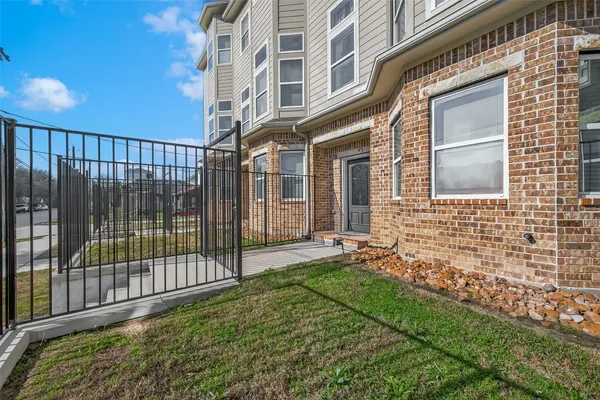 $2,900 | 2020 McGowen Street, Unit O, Houston, TX 77004