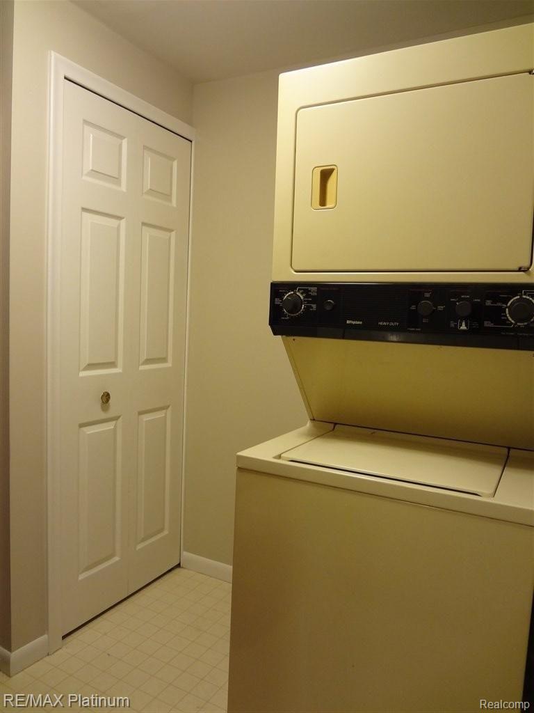 9290 Hickory Ridge Road Holly, MI 48442 - Photo 21 of 28 Washer/Dryer In-law Suite