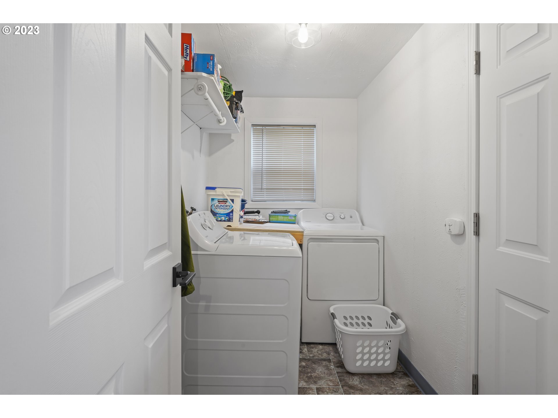 1138 18th Street Springfield, OR 97477 - Photo 21 of 32 a utility room with dryer and washer