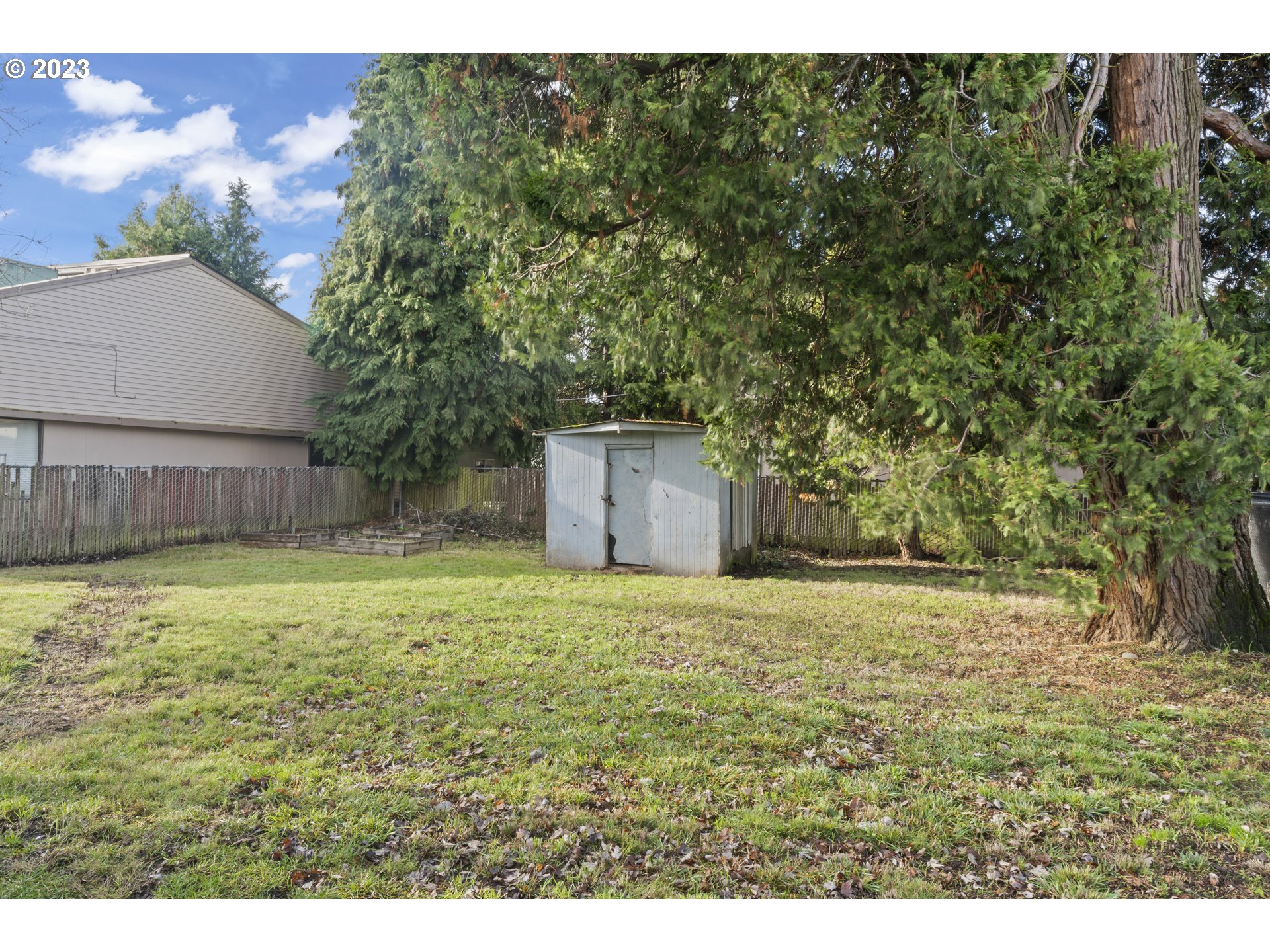 1138 18th Street Springfield, OR 97477 - Photo 23 of 32 a backyard of a house