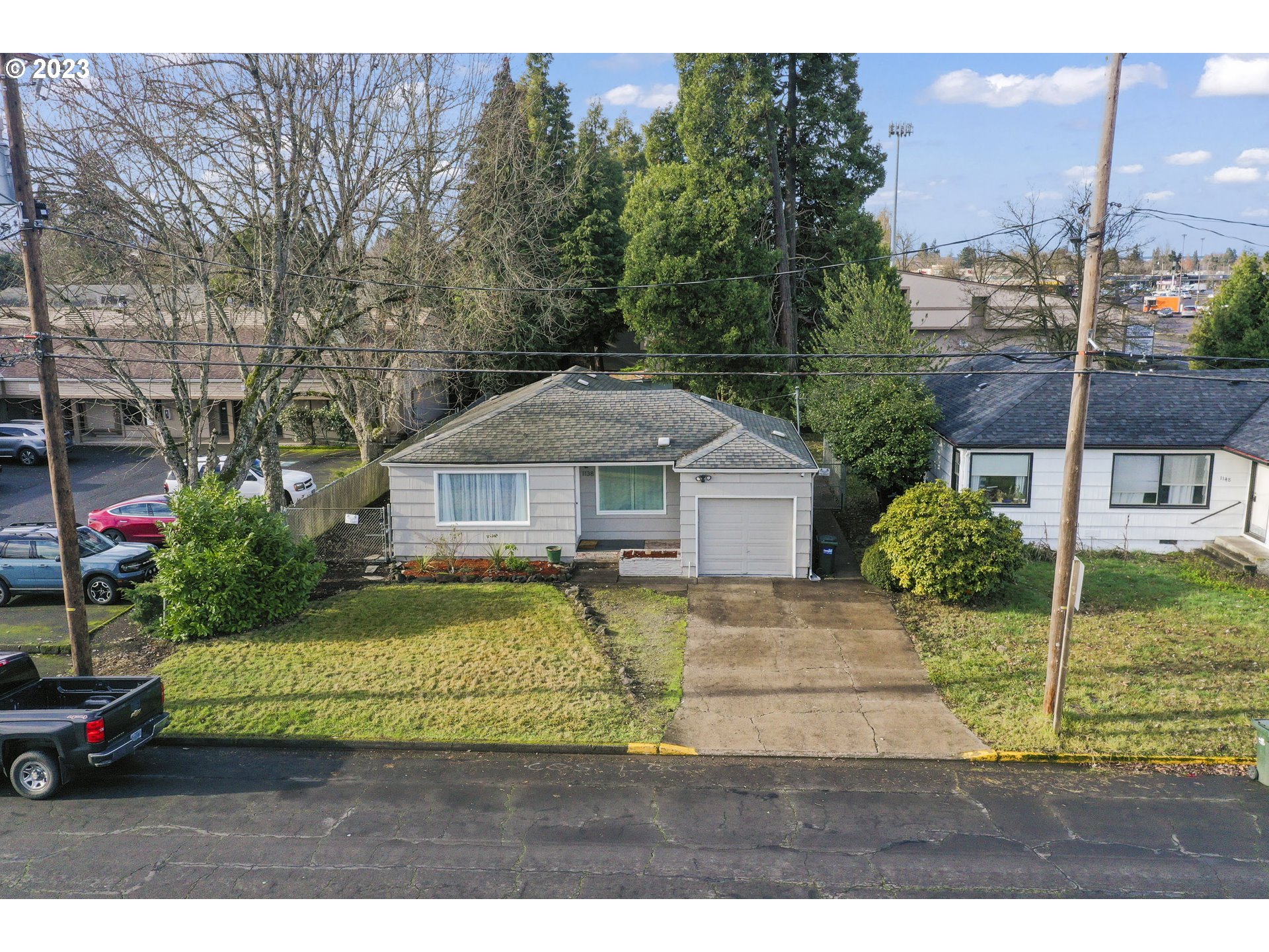 1138 18th Street Springfield, OR 97477 - Photo 3 of 32 a front view of a house with a garden