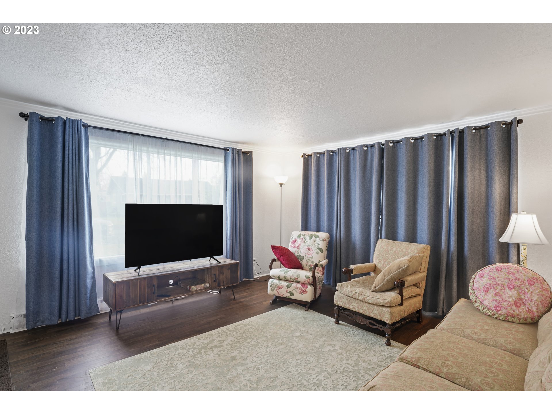 1138 18th Street Springfield, OR 97477 - Photo 4 of 32 a living room with furniture and a flat screen tv