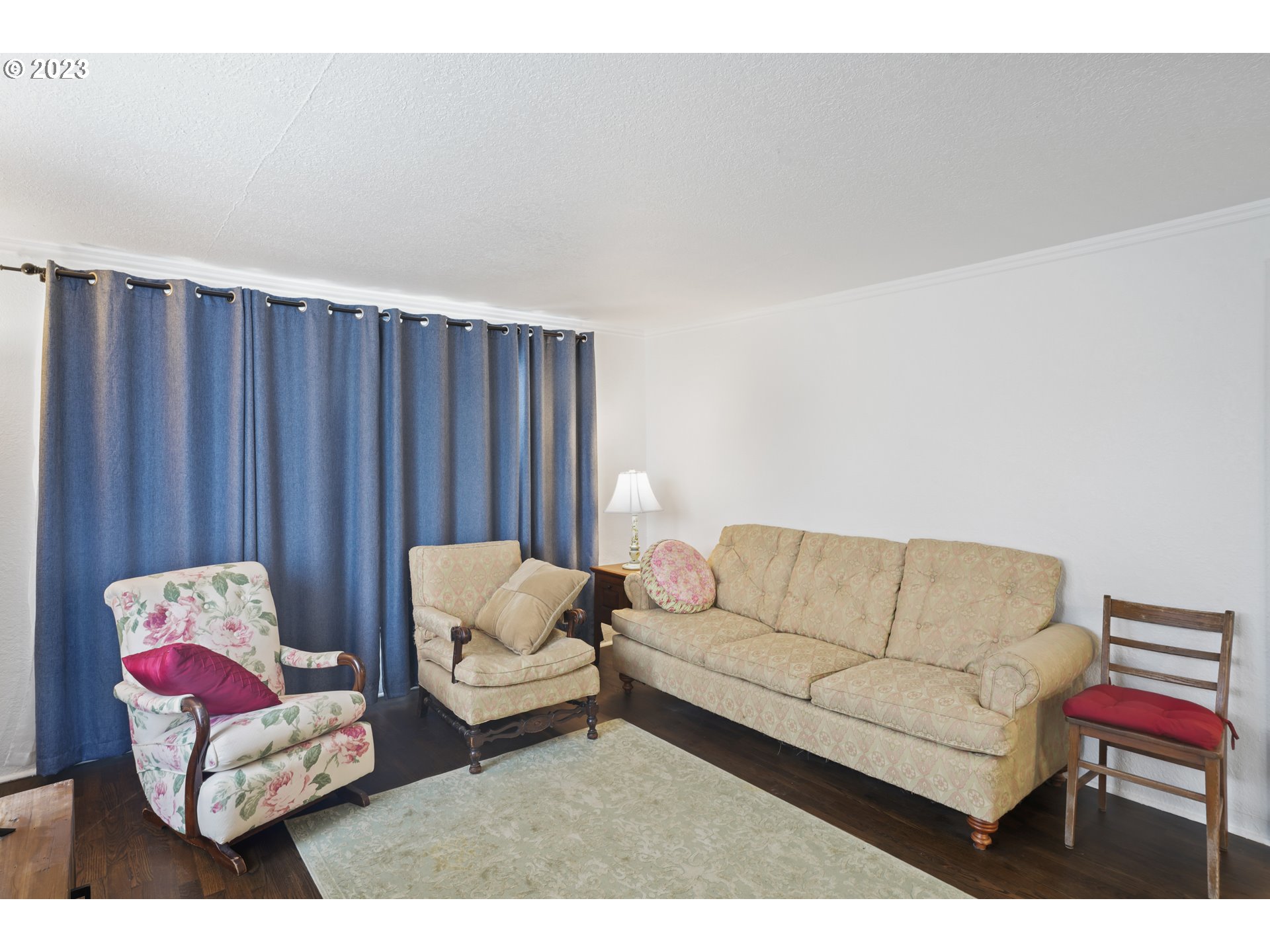 1138 18th Street Springfield, OR 97477 - Photo 5 of 32 a living room with furniture and a couch