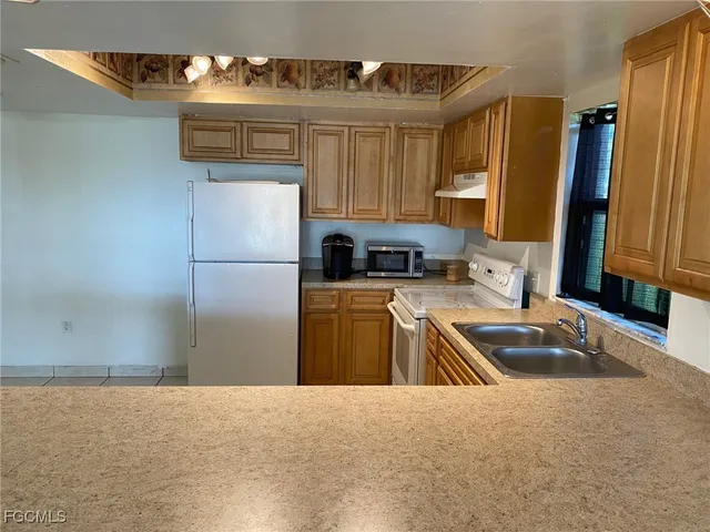 a view of a back yard