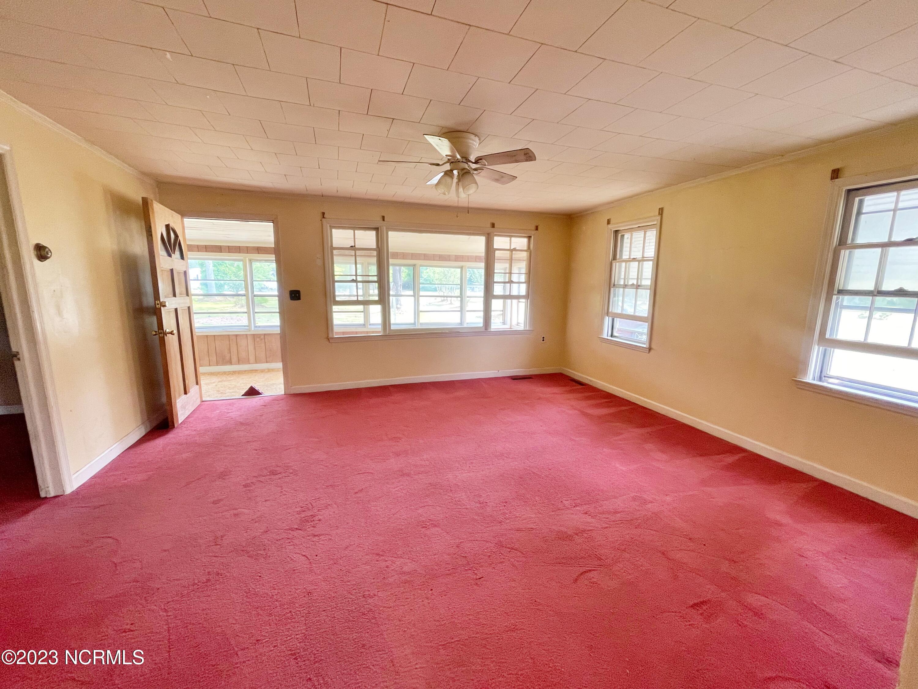 925 Willis Neck Road Vanceboro, NC 28586 - Photo 10 of 27 LIVING ROOM