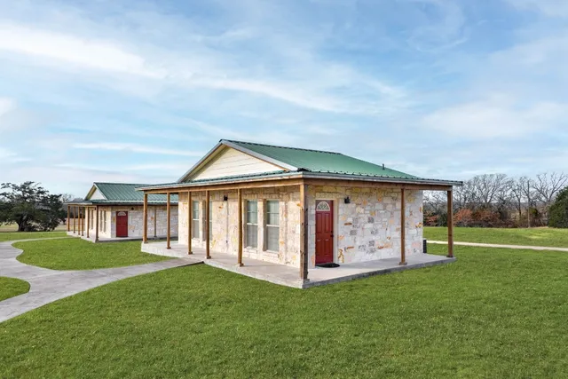 a view of a house with backyard and garden