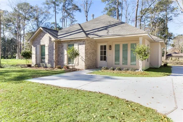 $1,900 | 408 Holm Oak Lane, Mandeville, LA 70471